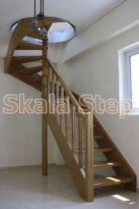 σύνθετη -κυκλική ξύλινη σκάλα φτιαγμένη από ξυλεία οξιάς 