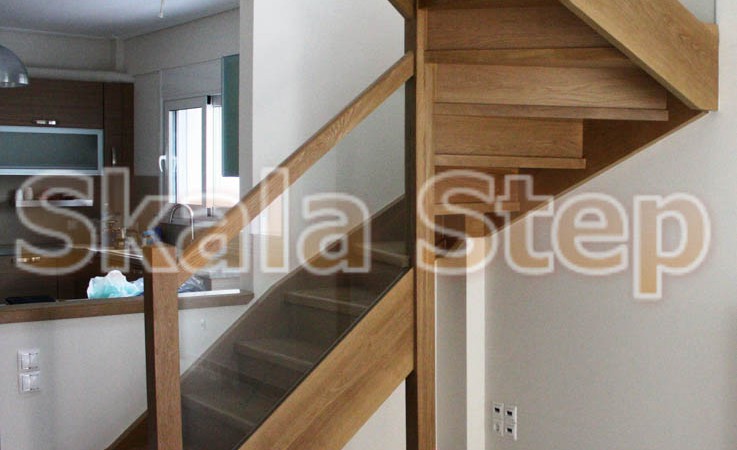" δρύινη σκάλα τύπου Π με γυαλί και ξύλινη κουπαστή"